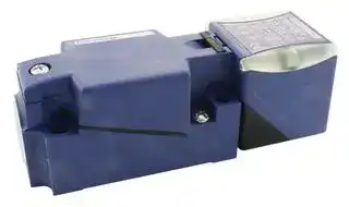 XS8C4A1MPP20: Inductive Proximity Sensor, Rectangular, OsiSense XS, Flush, 20 mm, SPST-NO / SPST-NC, 24-240V, M20